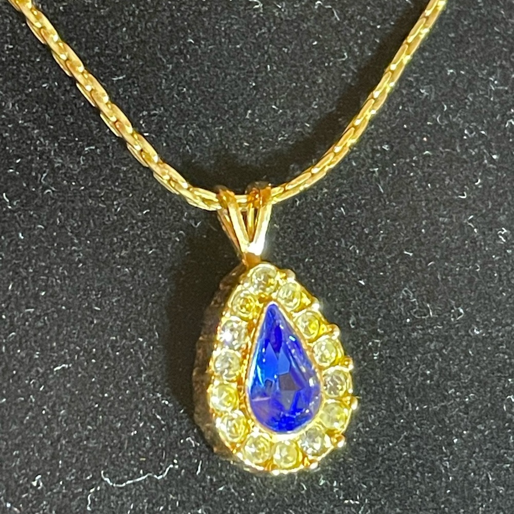 Avon Vintage Pendant with a Sapphire Blue Stone - Picture 6 of 7